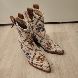 Altar'd state floral tapestry boots. Size 8.5
